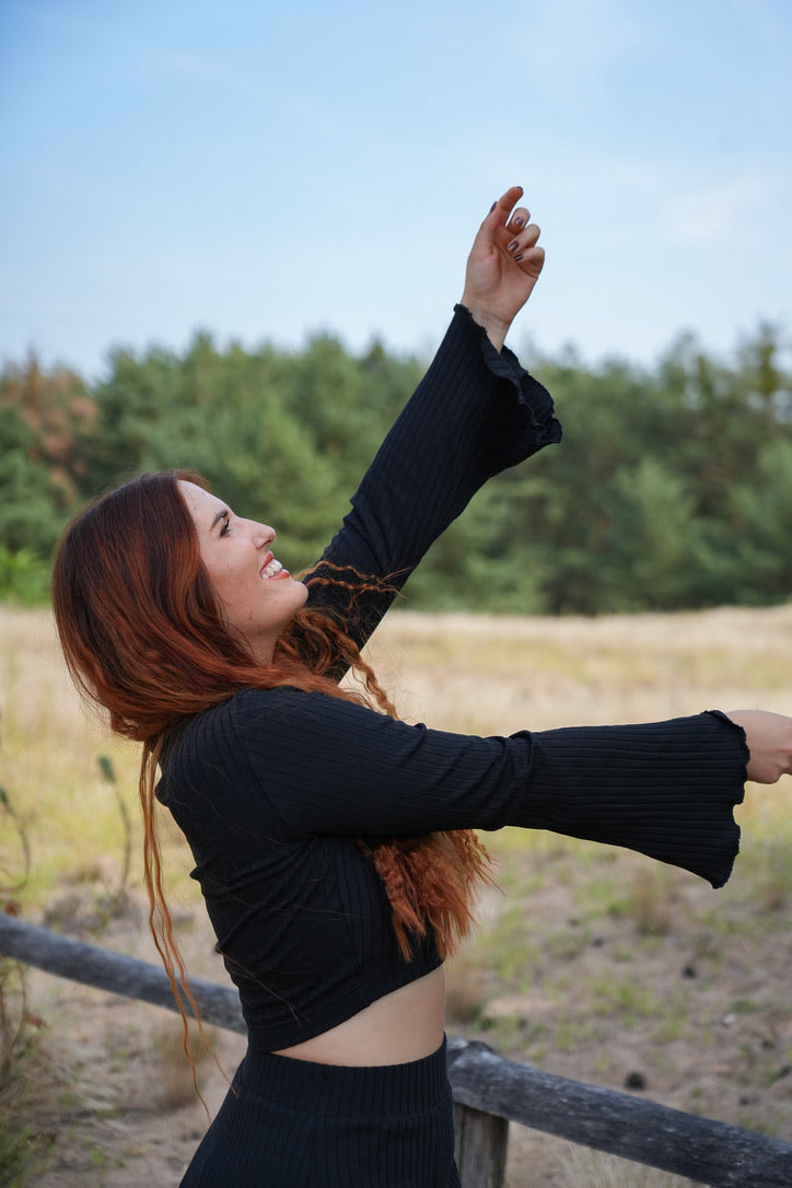 Nachhaltig hergestellter Pullover in stilvollem Schwarz, der Umweltbewusstsein und Mode vereint.