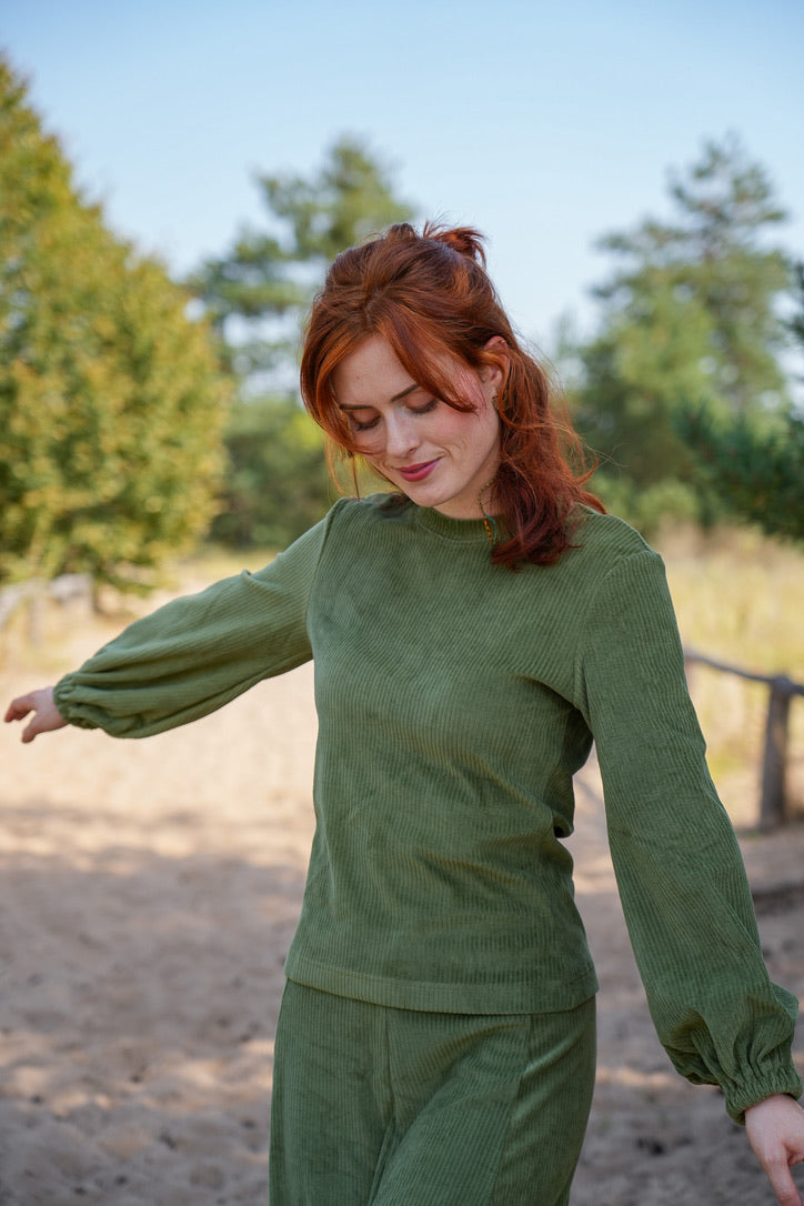 Hochwertiger, nachhaltig produzierter Cord-Pulli in Olive, ideal für elegante und lässige Outfits.