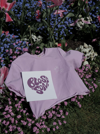 Süßes sommerliches kurzes T-Shirt für Damen in Flieder mit Kunstdruck