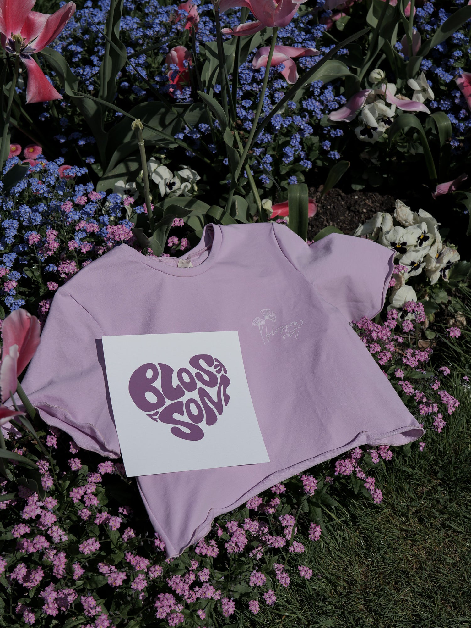 Süßes sommerliches kurzes T-Shirt für Damen in Flieder mit Kunstdruck