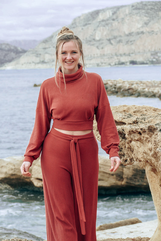 Wunderschöner und sehr bequemer Crop Pullover für den Winter für Damen mit Rollkragen