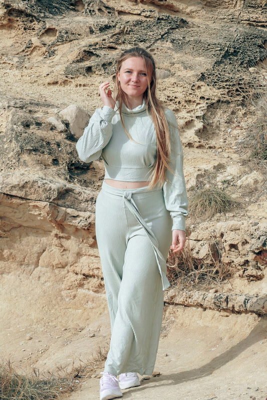 Nachhaltige Zweiteiler bestehend aus High Waist Wide Leg Pants mit dem farblich dazu passenden Crop Pullover mit Rollkragen in mint
