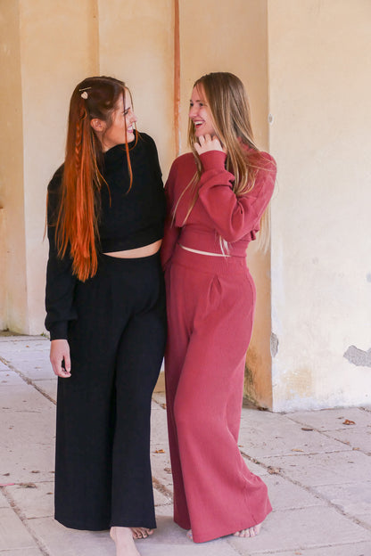 Rote Winterhose mit High Waist Bund und weitem Beinen aus Rippenstoff der nachhaltig ist