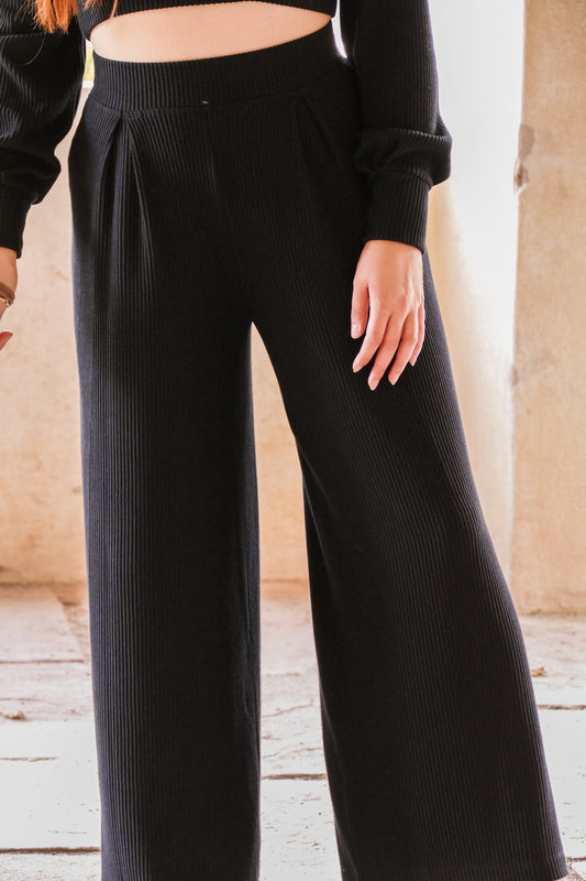 Gemütliche und nachhaltige High Waist Hose für den Winter in schwarz