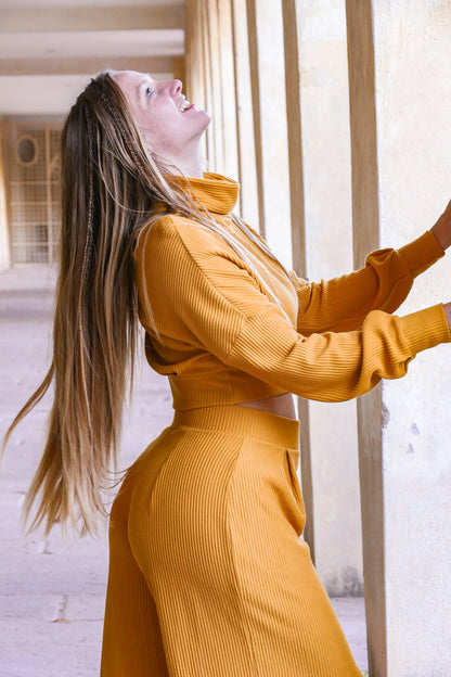 Nachhaltige und feminine Hose mit High Waist Bund un aus geripptem Stoff
