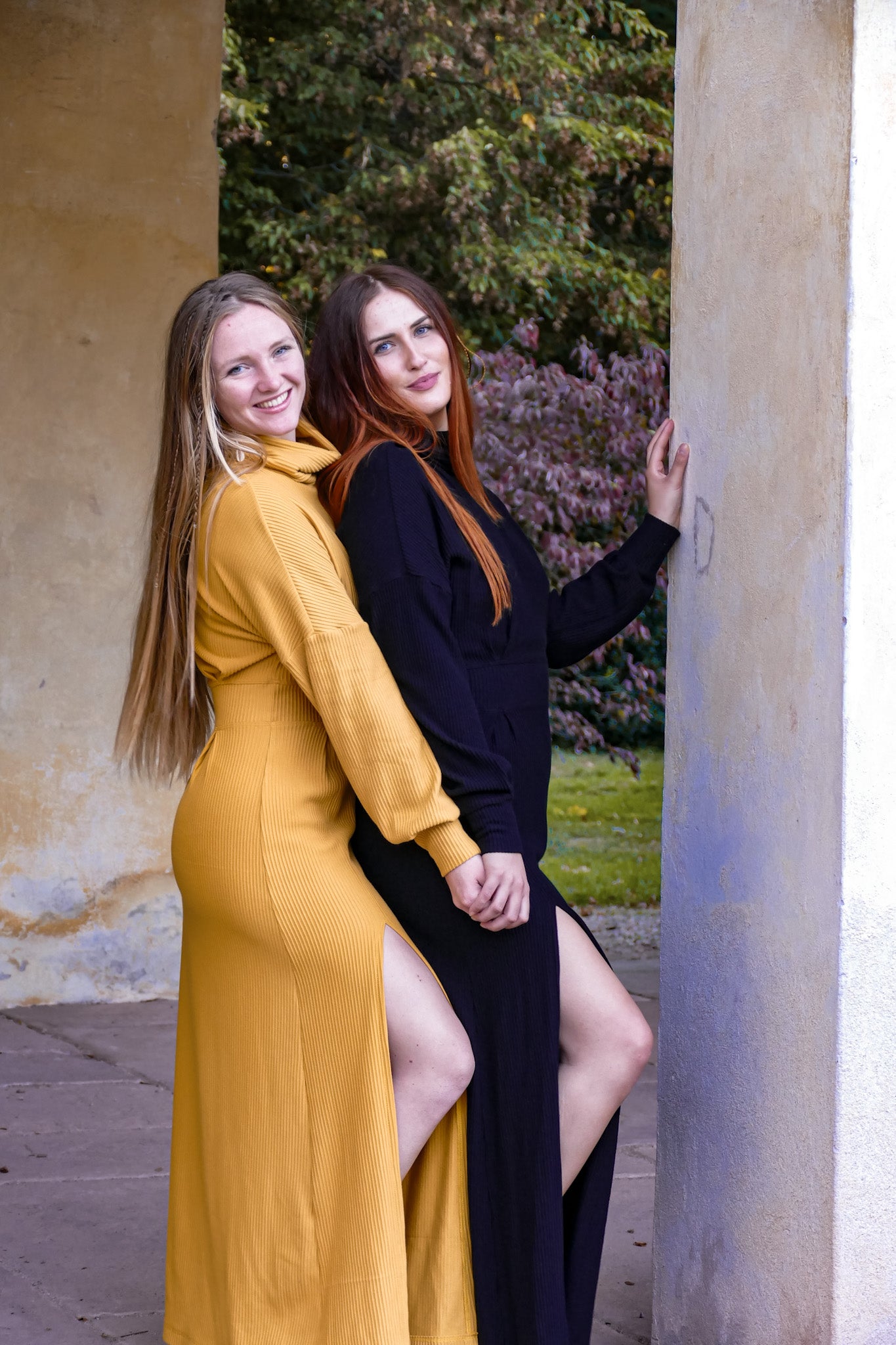 Warm und Chic: Gelbes Winterkleid, nachhaltig, gerippter Stoff, Ballonärmel, Schlitz.