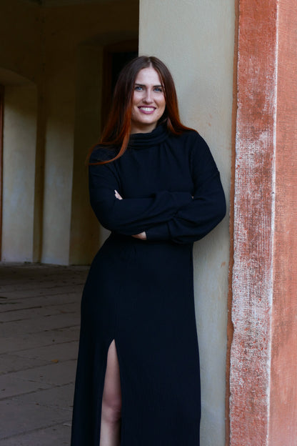 Nachhaltiges und weiches Winterkleid mit bodenlanger Länge und Taillenbetonung in schwarz
