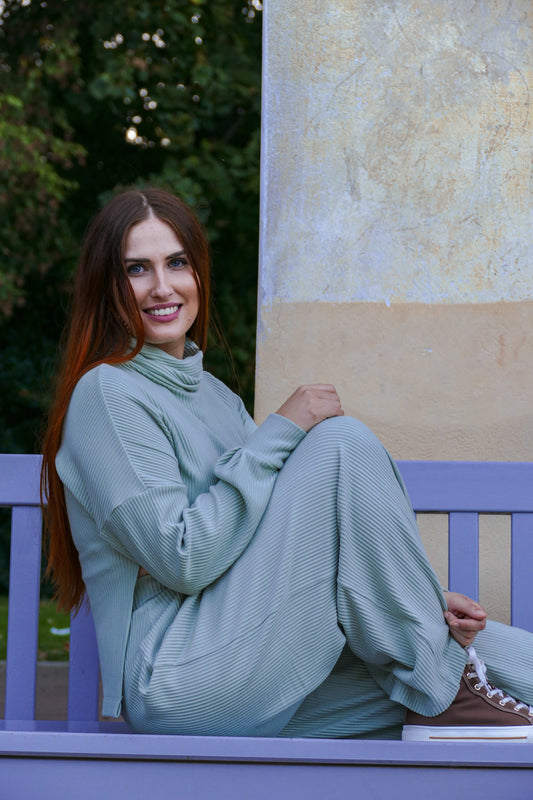 Damenpulli in Mint mit seitlichen Schlitzen und Rollkragen