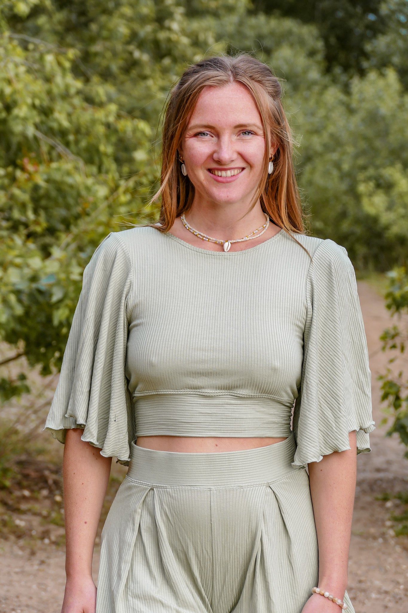 Besonderes Crop Top für den Sommer mit Schlitz an den Ärmeln und Rückenausschnitt