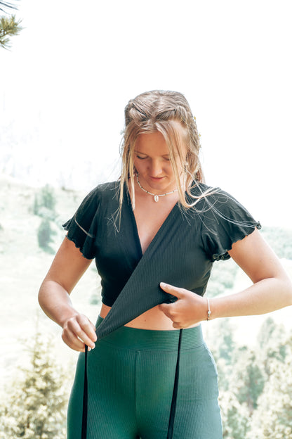 Must Have Crop Top für den Sommer 2023 in schwarz aus geripptem Stoff