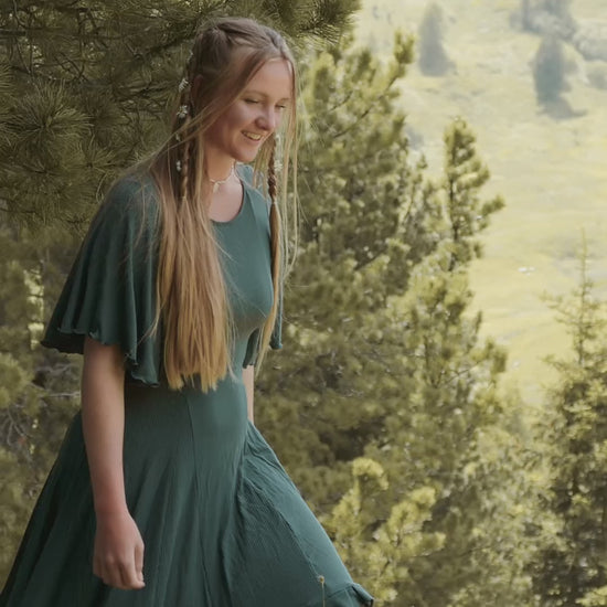 Nachhaltiges Sommerkleid was sehr bequem und luftig ist in dunkelgrün