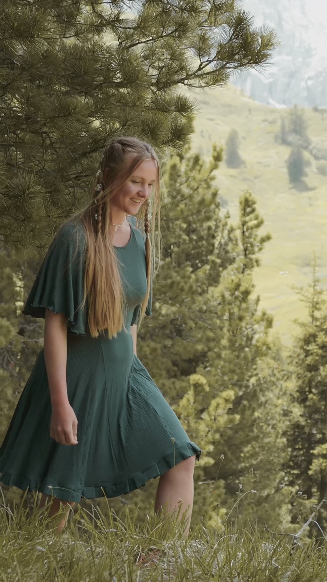Nachhaltiges Sommerkleid was sehr bequem und luftig ist in dunkelgrün