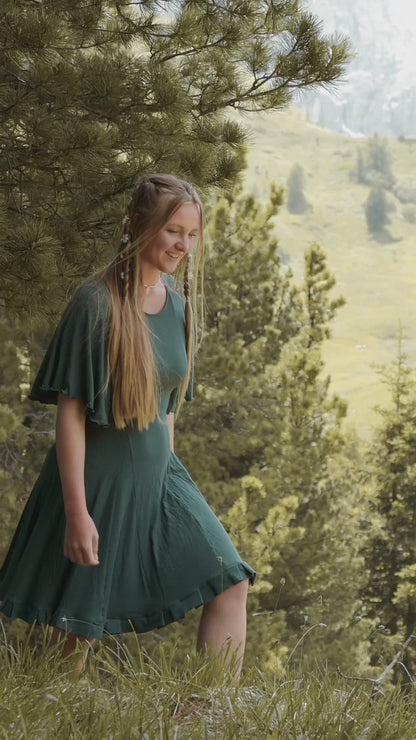 Nachhaltiges Sommerkleid was sehr bequem und luftig ist in dunkelgrün