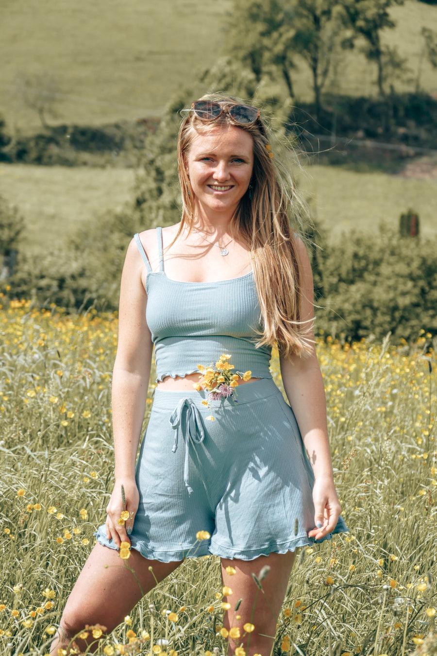 Nachhaltige High Waist Shorts aus geripptem Stoff für den Sommer und Reisen in Pastellblau