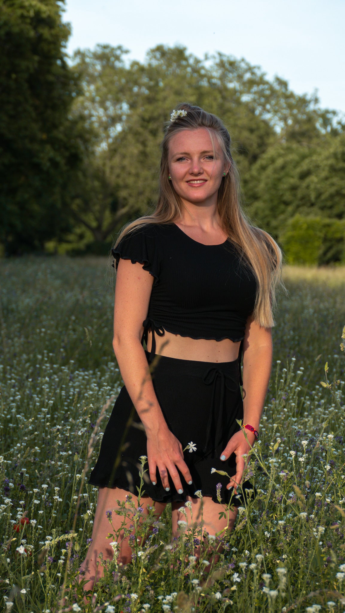 Crop Top mit seitlicher Schnürung für Reise und Loumgewear Outfits in schwarz