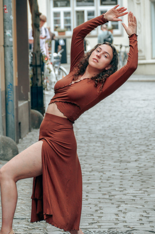 Nachhaltiges Comfy Set in Rotbraun aus weichem Stoff für den Sommer mit Rüschen