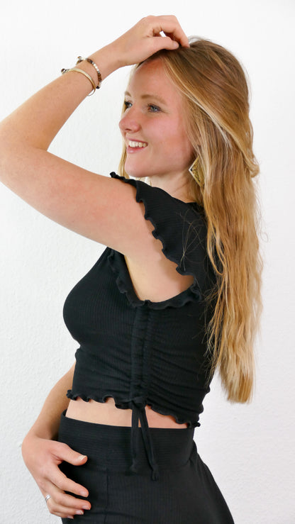 Geripptes Crop-Tshirt mit Raffungen an den Seiten aus nachhaltigem Tencel Stoff in schwarz