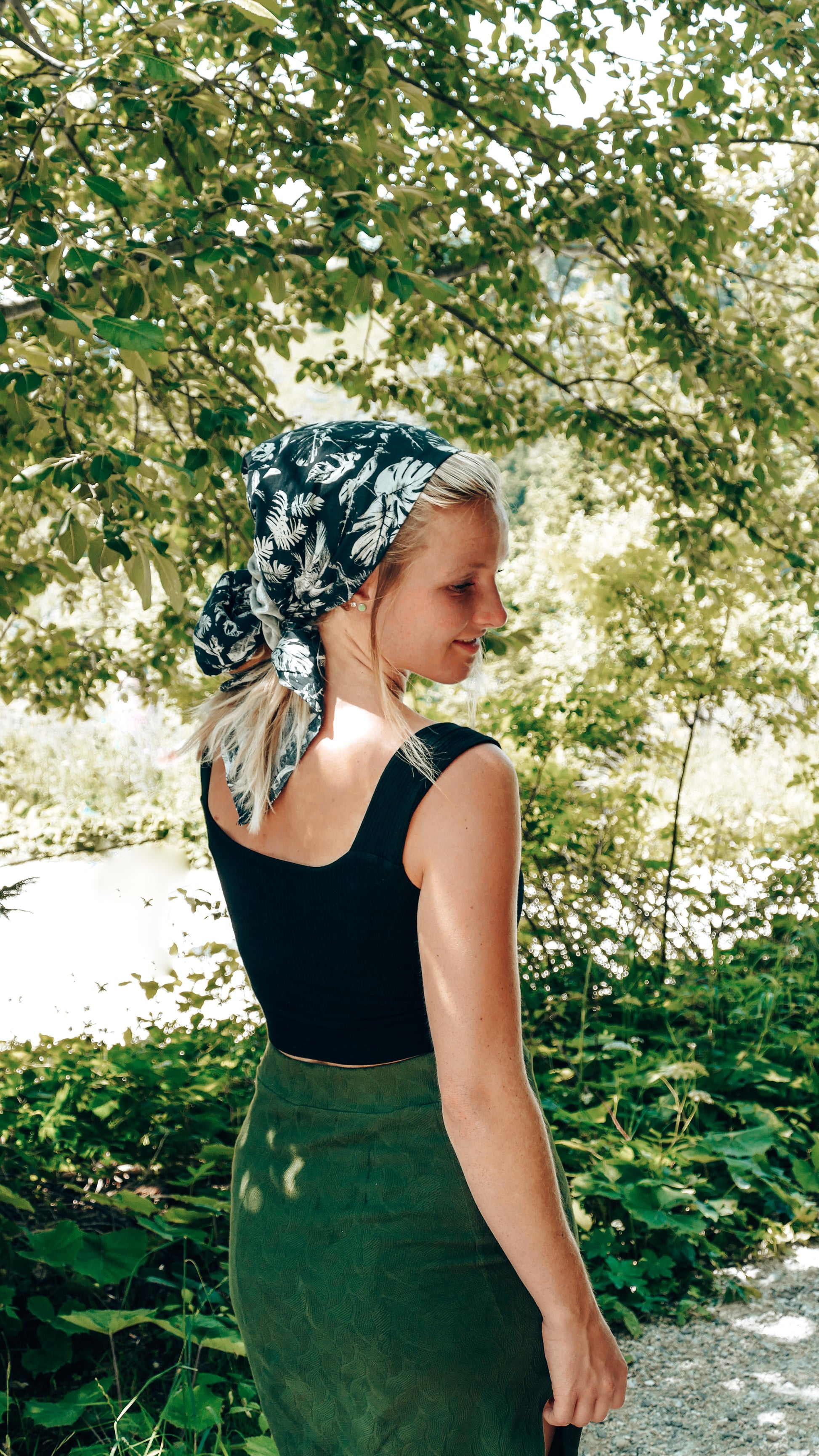 Bequemes Crop Top zum Reisen in schwarz aus nachhaltigem Stoff