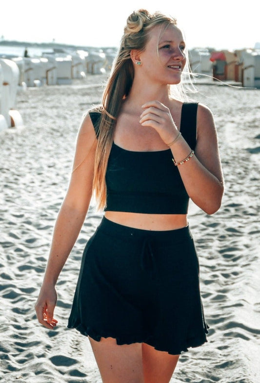 Nachhaltiges Crop Top als Loungewear Outfit handgemacht und fair produziert in schwarz