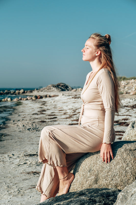 Nachhaltiger Crop Wickelpulli für den Sommer in beige