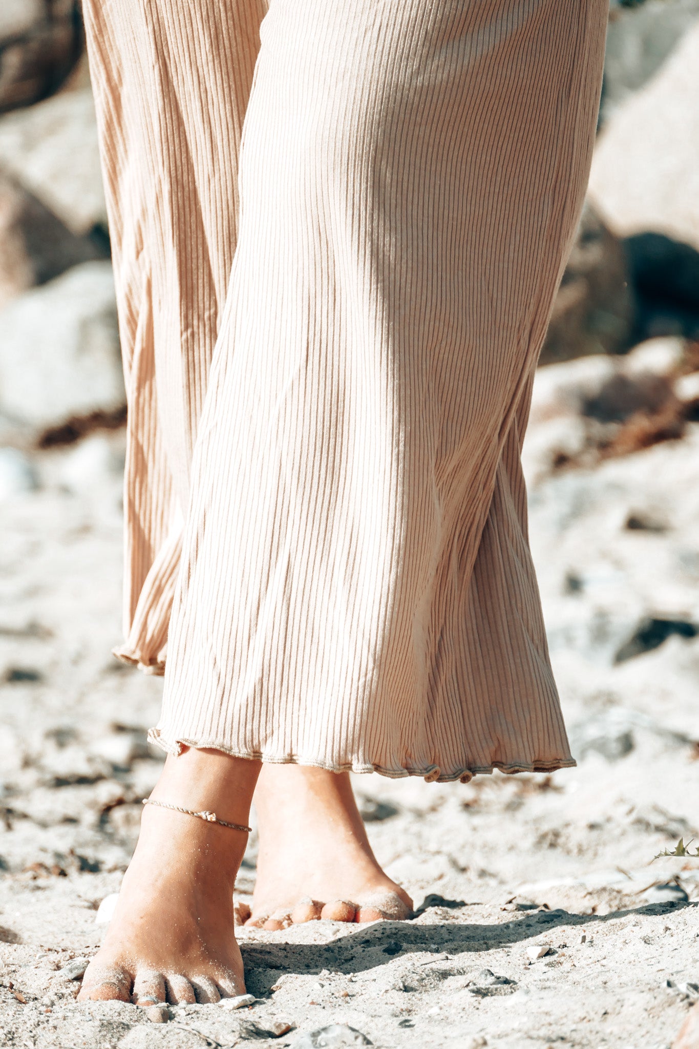 Gemütliche Wide Leg Pants mit Rüschen aus nachhaltigem Tencel Stoff in Sandfarbe