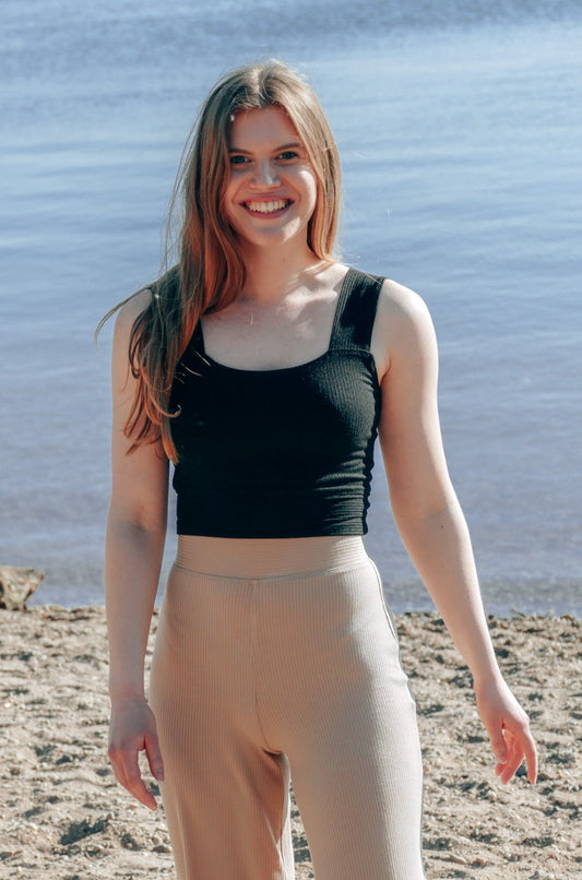 Schwarzes kurzes Top für den Sommer aus nachhaltigem Strickstoff Tencel
