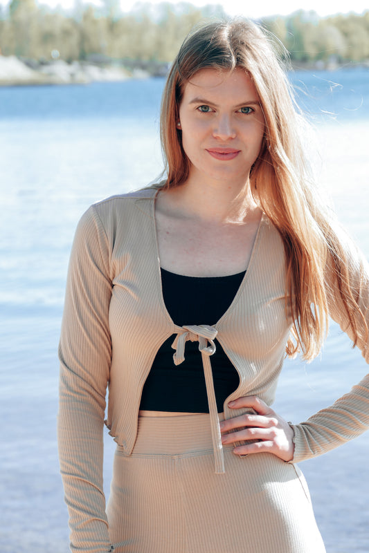 Nachhaltige Crop Strickjacke für den Sommer aus beige farbigem bequemem Stoff