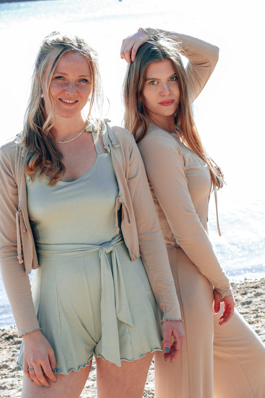 Crop Strickjacke für den Sommer und Yoga und Reise aus nachhaltigem und geripptem Stoff