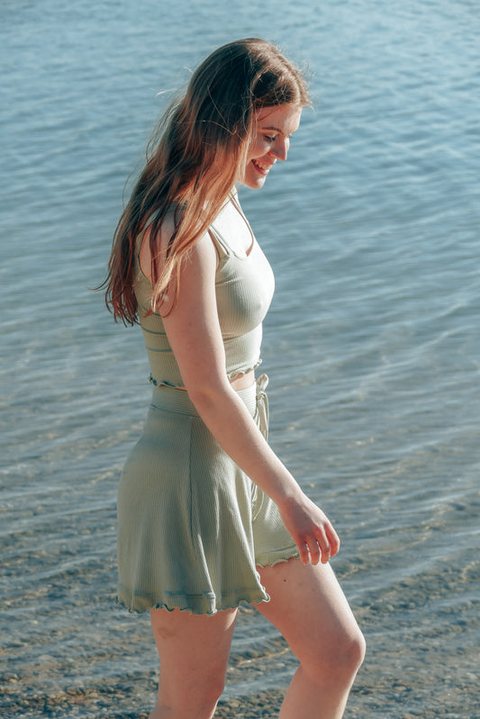 Sommerliches Crop Top mit doppelten Trägern