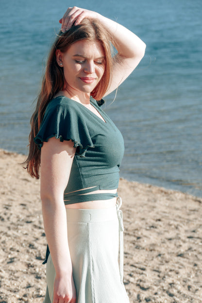 Dunkelgrünes Crop Top zum Wickeln mit Rüschen am Ärmelsaum