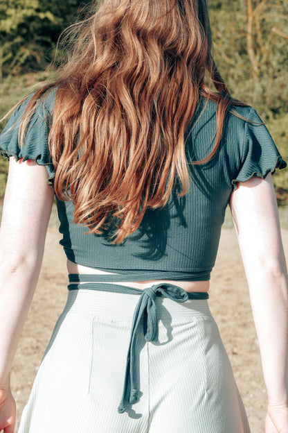 Sommerliches Crop Top um Binden mit Schleife
