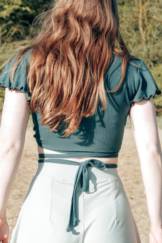 Sommerliches Crop Top um Binden mit Schleife