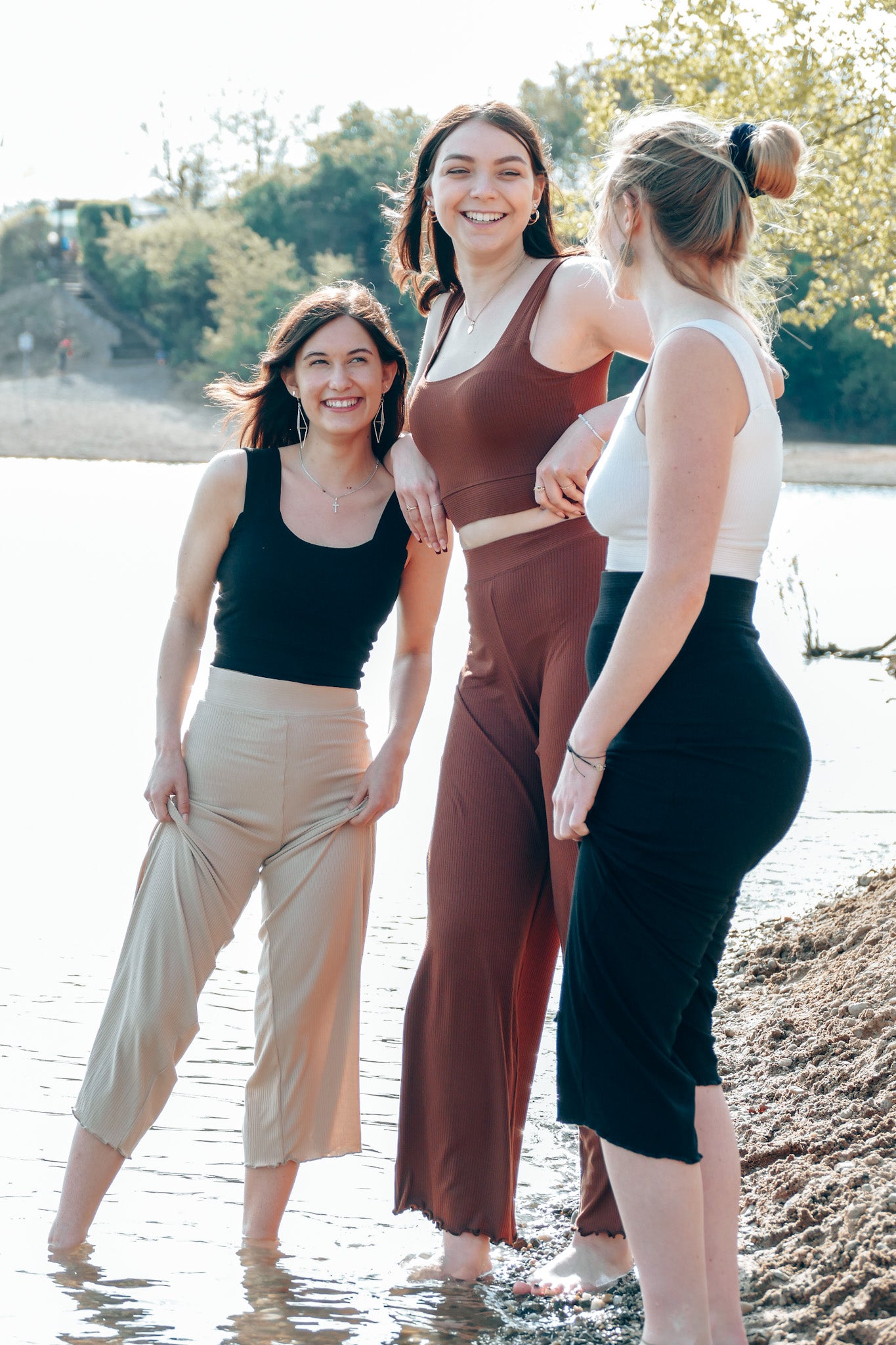 Bauchfreies Sommertop von der nachhaltigen Modemarke Vivien Joy für Reiseliebhaber