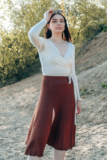 Schöner und schicker Midirock für Damen im Sommer mit Schlitz und Rüschen am Saum des nachhaltigen Stoffes in pecan