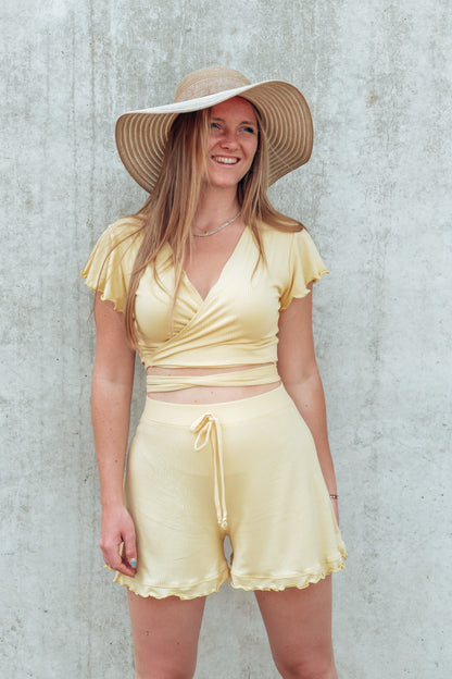 Sommerliches Crop Top als Zweiteiler in Pastellfarbe