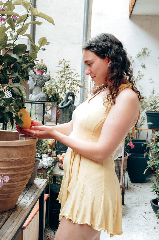 Nachhaltiger Jumpsuit in hellgelbem und geripptem Stoff