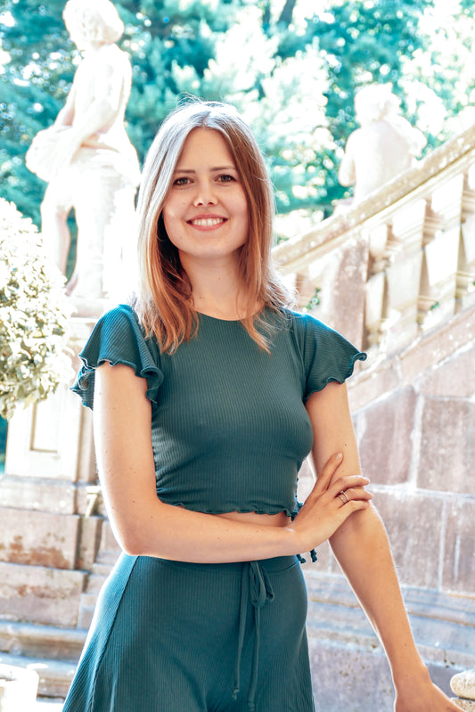 Dunkelgrünes Crop Top für den Sommer in modernem und stylischem Look