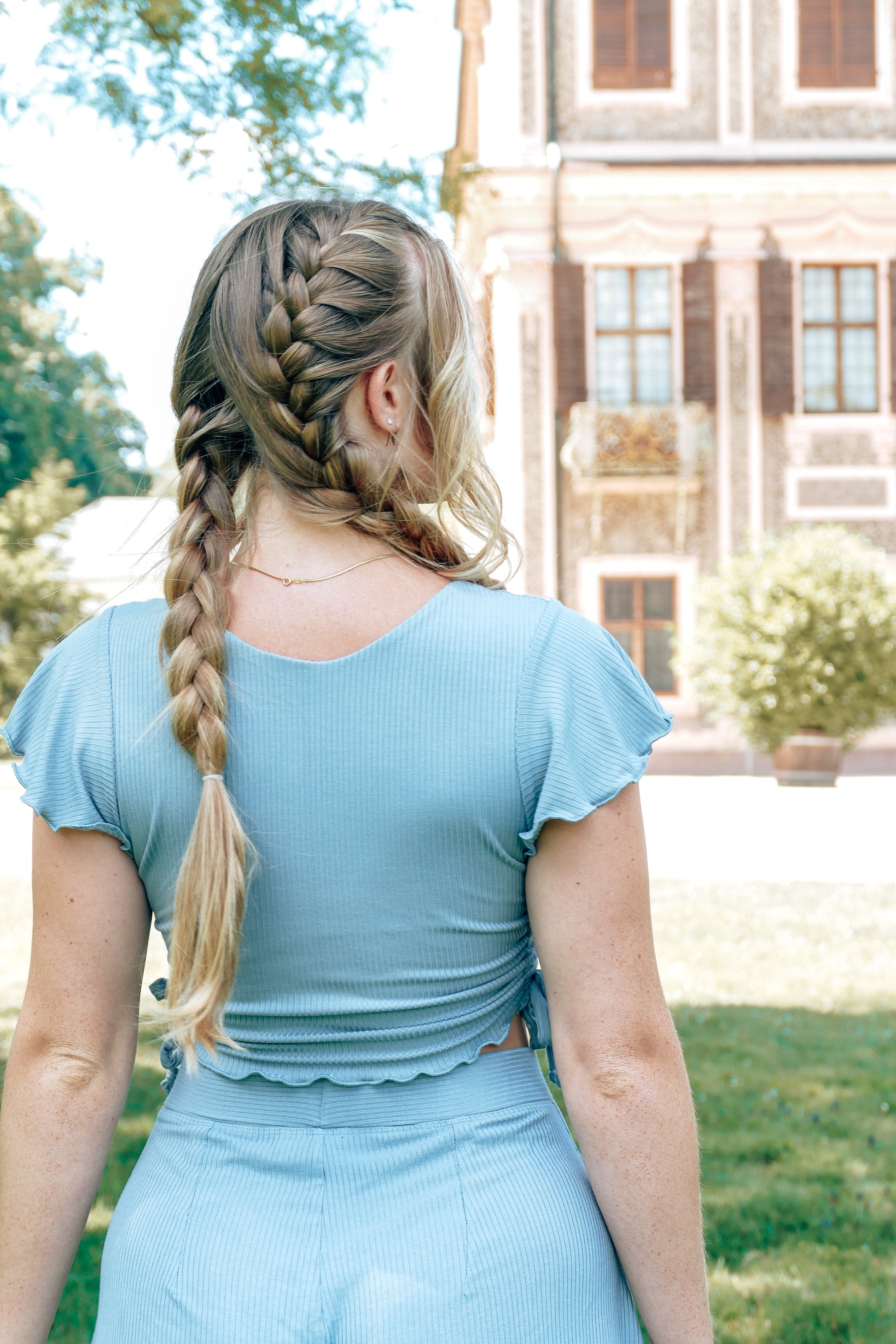 Crop Tshirt mit seitlicher Schnürung und Ärmel mit Volant in hellblau