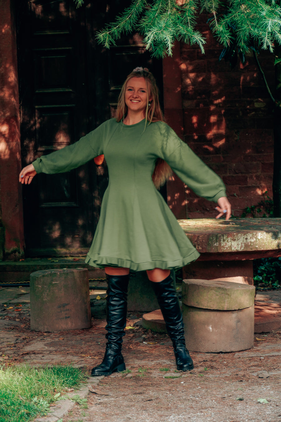 Hellgrünes Herbstkleid mit ausgestelltem Rockteil und Rüschen am Saum und weiten Ärmeln