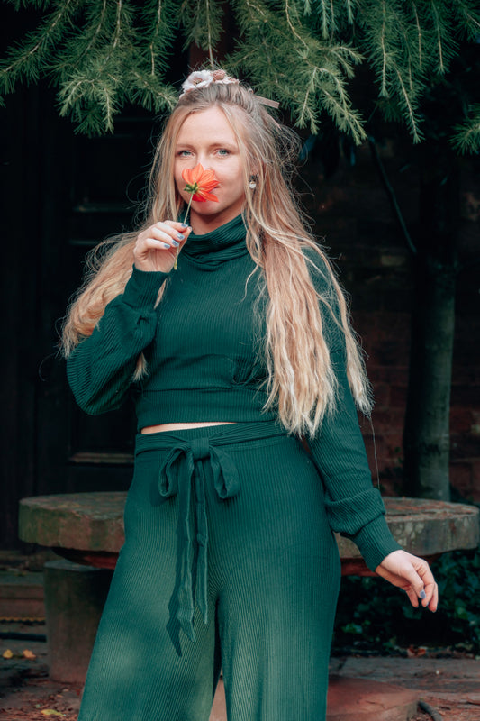 Nachhaltiger Rollkragenpullover in bauchfreier Länge für Damen im Herbst in dunkelgrün