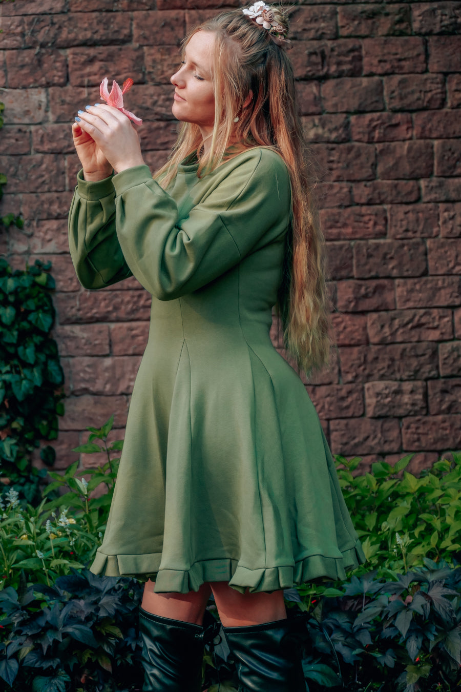 Modernes und trendiges Winterkleid für Damen aus Bio Baumwolle in grün