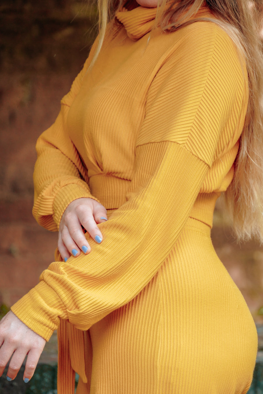 Bauchfreier schöner und trendiger Pullover mit Ballonärmeln in gelb