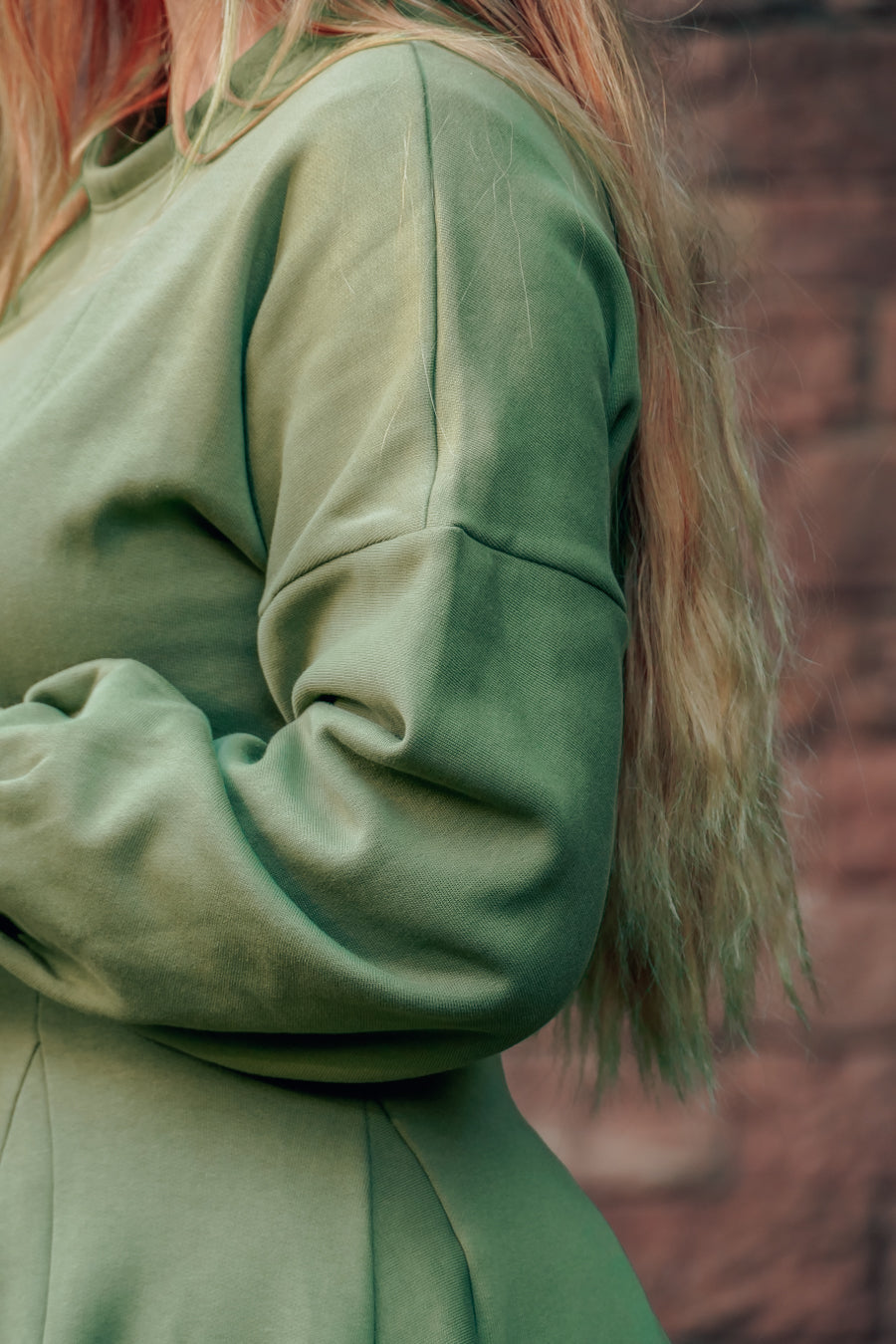 Nachhaltiges Winterkleid für Damen im Herbst aus Sweaterstoff mit ausgestelltem Rockteil