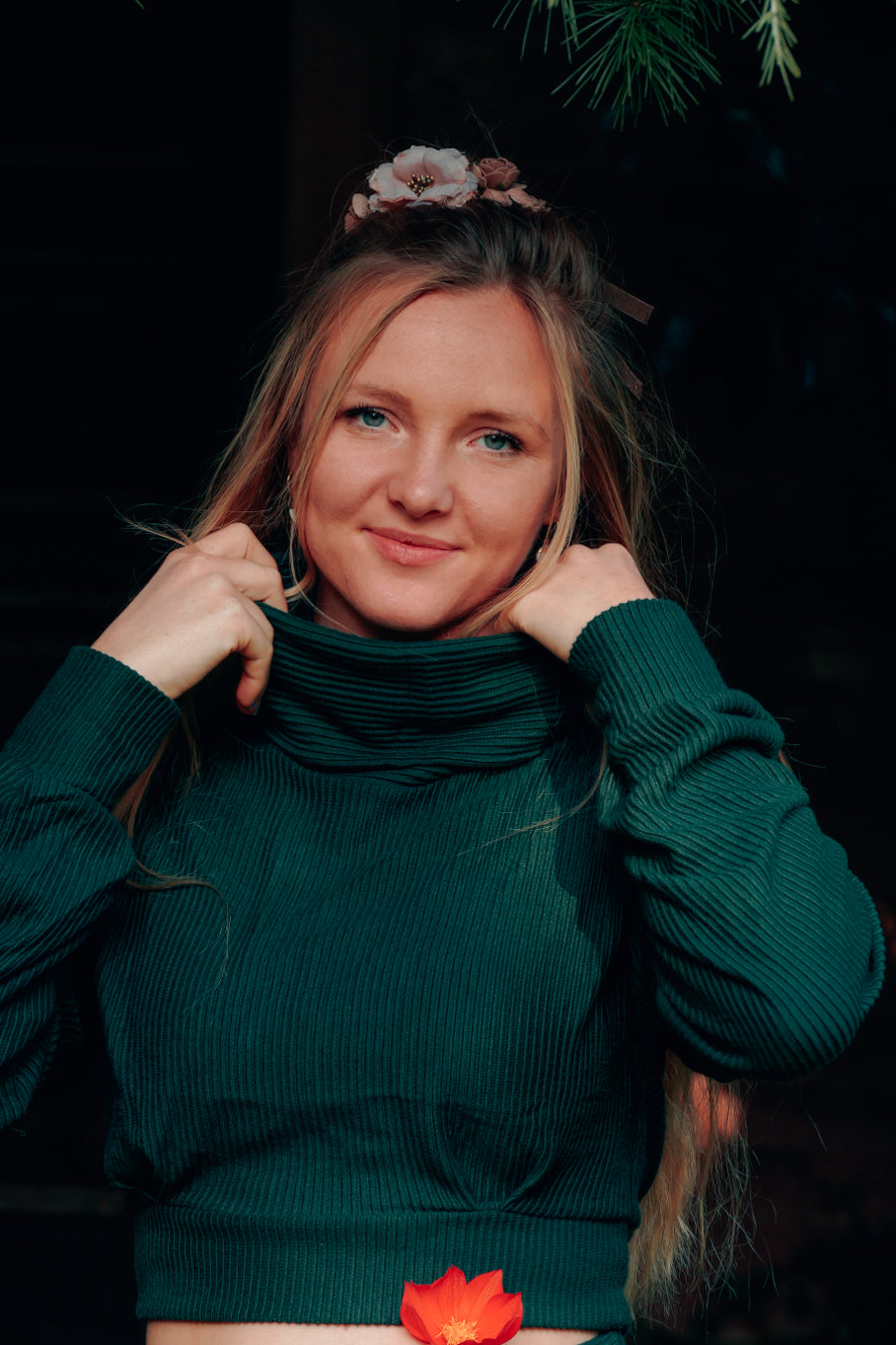 Gemütlicher und schicker Crop Pulli mit Rollkragen aus geripptem Stoff