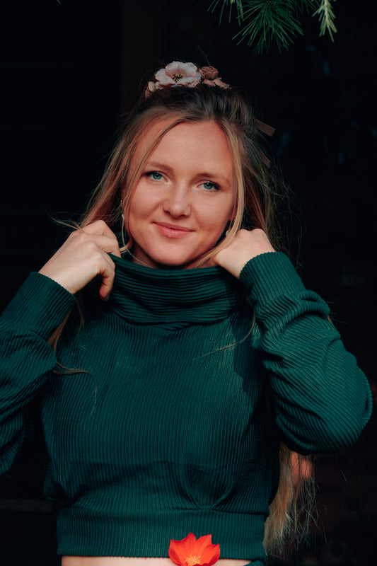 Gemütlicher und schicker Crop Pulli mit Rollkragen aus geripptem Stoff