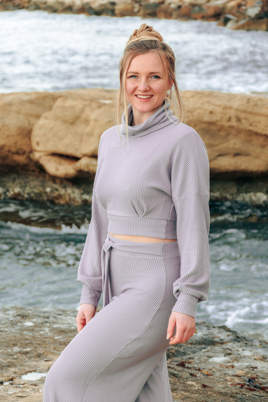 Bequeme hochgeschnittene Hose mit weitem Bein und Band zum Binden aus geripptem weichem Stoff für den Frühling in der Trendfarbe digital lavender