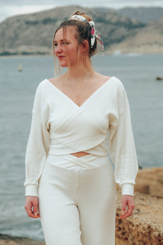 weißer Strickpullover in Crop Länge über kreuz